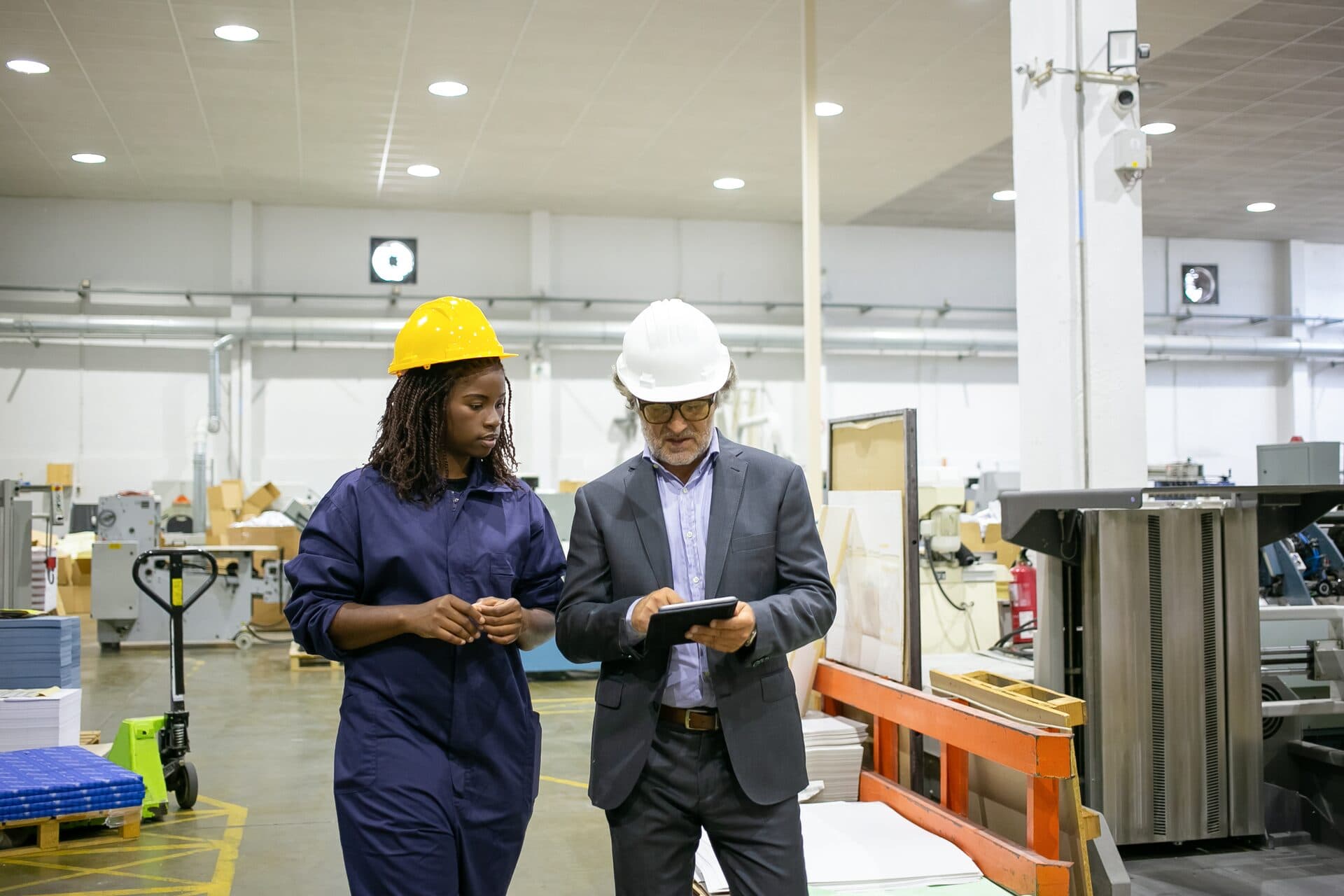 Conseiller technique CONFEDEX en échange avec un opérateur en usine